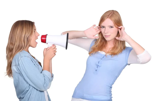 Vrouw schreeuwen op haar vriend met een bullhorn — Stockfoto