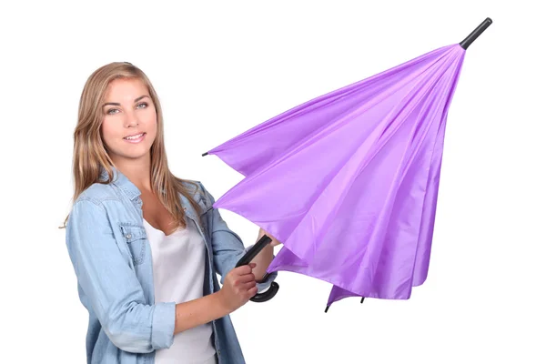 Νεαρή γυναίκα άνοιγμα μια ομπρέλα — Φωτογραφία Αρχείου