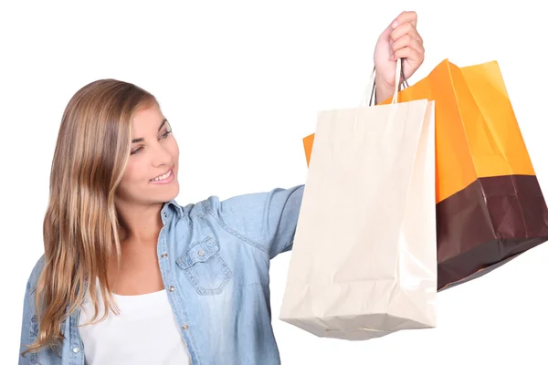 Blonde tiener met shopping tassen — Stockfoto