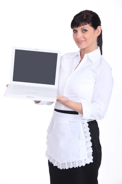 Kelnerka posiadania laptopa — Zdjęcie stockowe