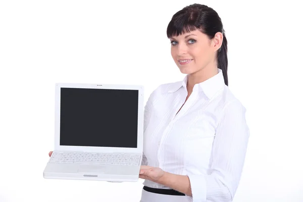 Woman presenting a laptop — Stock Photo, Image