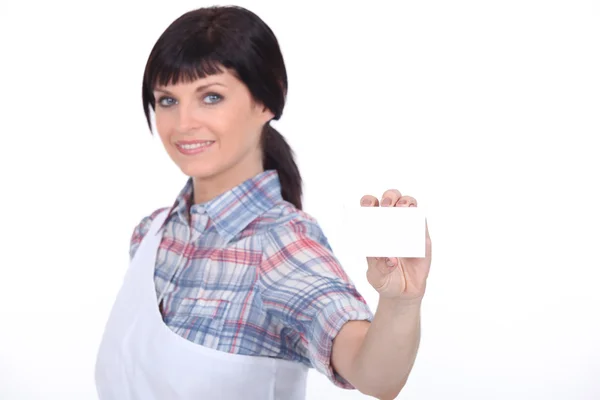 Női hentes mutatja egy névjegykártya — Stock Fotó