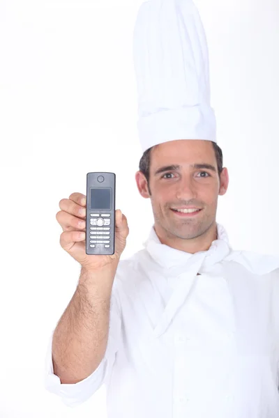 Шеф-кухар тримає телефон — стокове фото