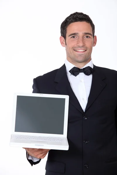 Kellner hält Laptop in der Hand — Stockfoto