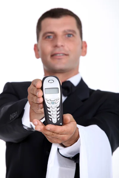 Garçom mostrando telefone — Fotografia de Stock