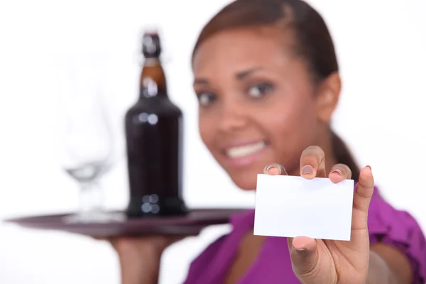 Kellnerin mit Tablett und Visitenkarte — Stockfoto