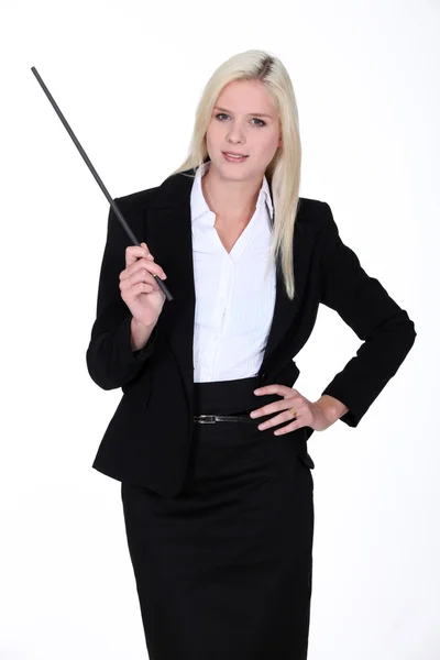 Blond instruktör holding stick — Stockfoto