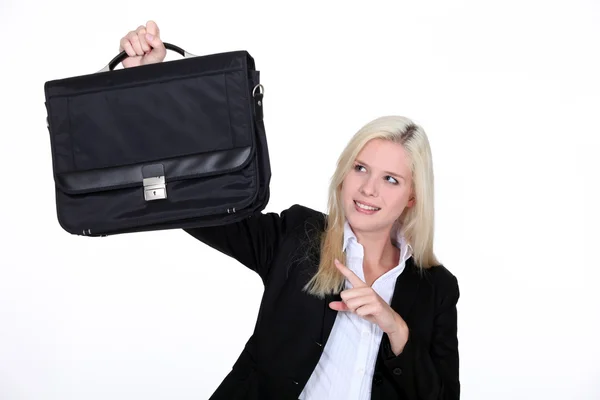 Geschäftsfrau hält Aktenkoffer in der Hand — Stockfoto