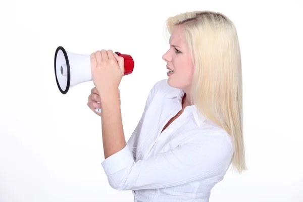 Junge Frau mit Ochsenhorn — Stockfoto