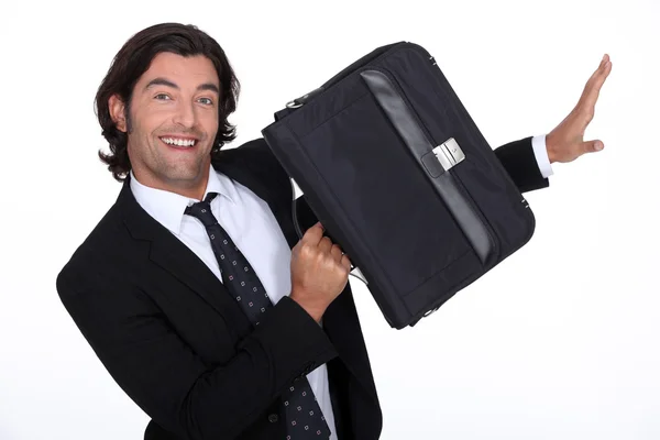 Бизнесмен улыбается и держит свою сумку — стоковое фото
