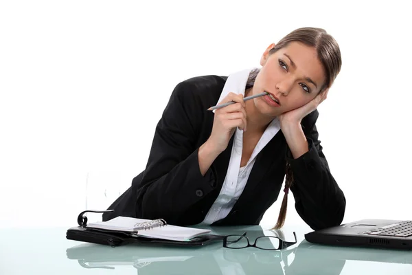 Empresária pensativa sentada em uma mesa — Fotografia de Stock