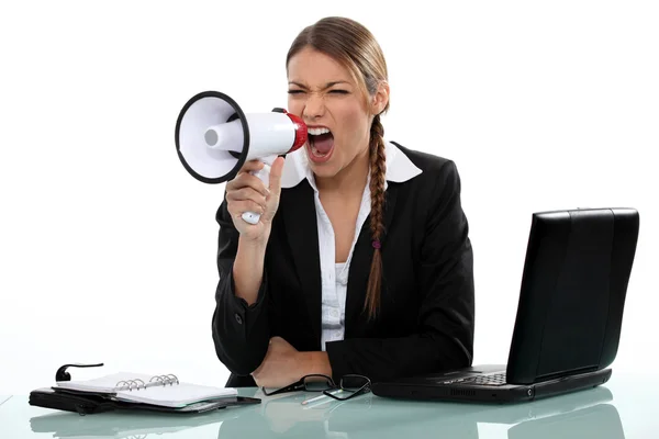 Mujer de negocios gritando enojada con altavoz y portátil —  Fotos de Stock