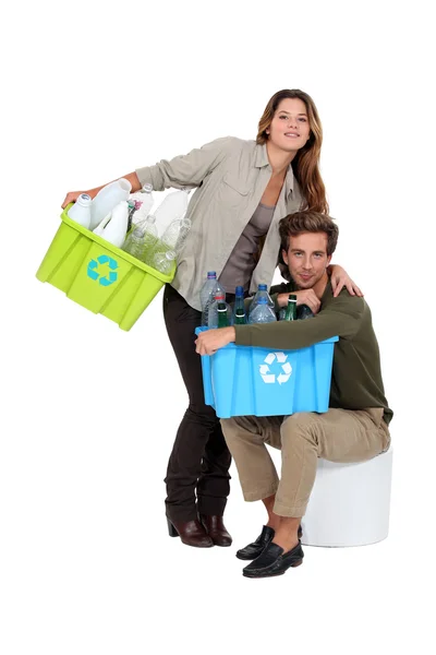 Pareja reciclando botellas de plástico — Foto de Stock