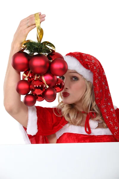 Frau in provokantem Weihnachtsoutfit — Stockfoto