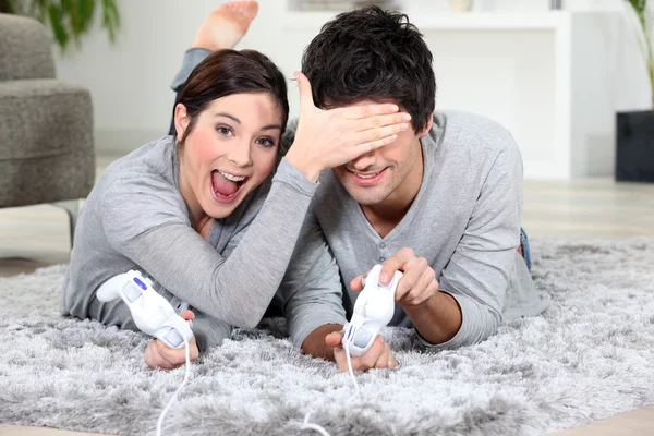 Casal brincalhão com jogos de vídeo — Fotografia de Stock