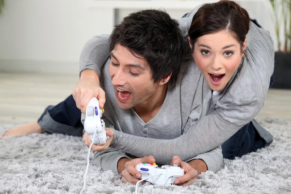 Couple jouant à des jeux informatiques — Photo