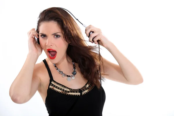 Mujer escuchando música con auriculares. —  Fotos de Stock