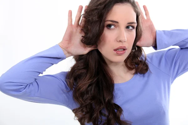 Vrouw met haar handen in haar oren — Stockfoto
