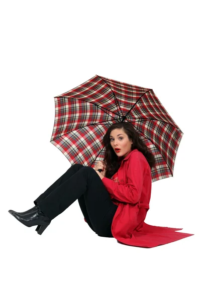 与她的伞吹倒的女人 — 图库照片