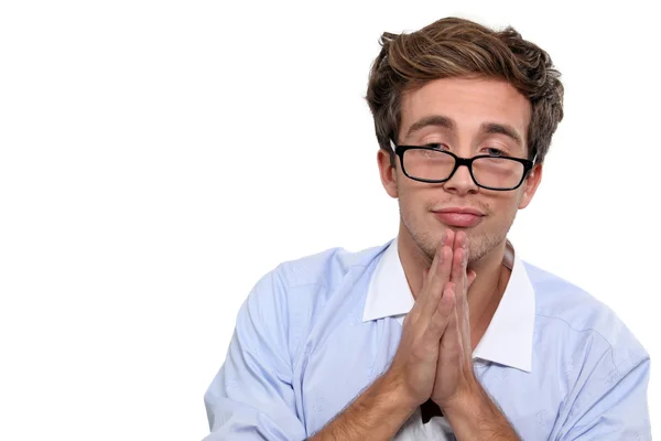 Geeky junger Mann betet — Stockfoto