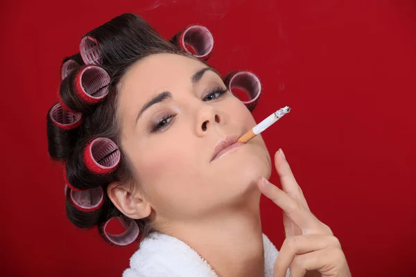 Dohányzás a nők a szalonban — Stock Fotó