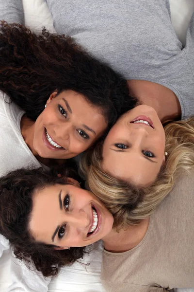 Drie vrouwelijke gezichten gezien van bovenaf — Stockfoto