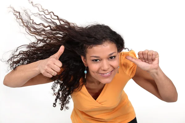 Женщина с развевающимися на ветру волосами — стоковое фото