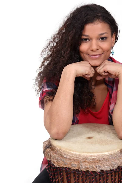 Femme assise avec bongo — Photo