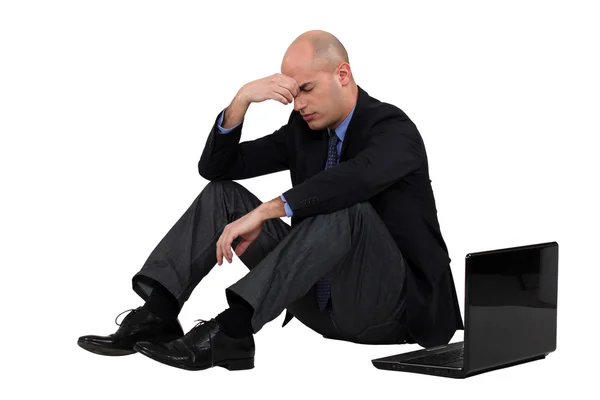 Gestrest zakenman met zijn laptop — Stockfoto