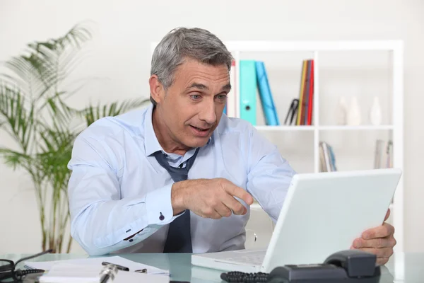 Expressive worker in front of computer — Stock Photo, Image