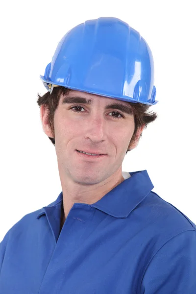 Hombre con mono azul y sombrero de señora —  Fotos de Stock