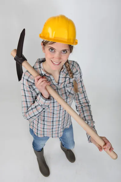 Tradeswoman holding a pickaxe — Stock Photo, Image