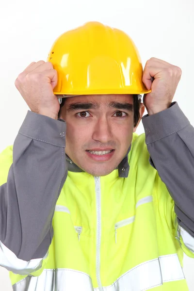 Trabalhador da construção civil a proteger a cabeça — Fotografia de Stock
