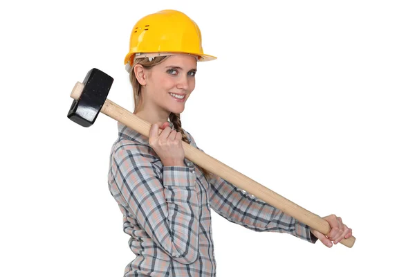Craftswoman segurando um enorme martelo — Fotografia de Stock