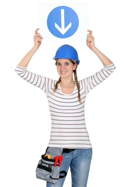 Kobieta trzyma znak drogowy — Zdjęcie stockowe