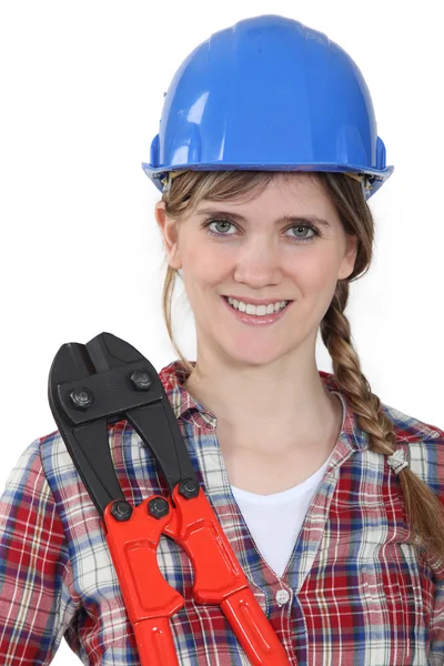 Kvinnan stod anläggningen bult skärande verktyg — Stockfoto