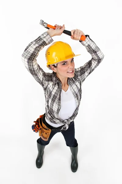 Vrouw zwaaiend met een hamer — Stockfoto