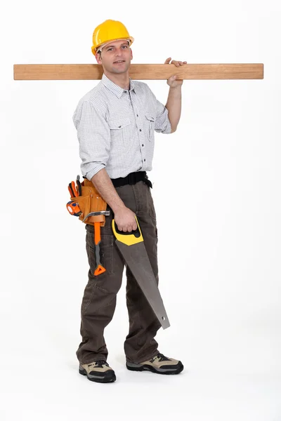 Man die plank van hout en hand-zag — Stockfoto