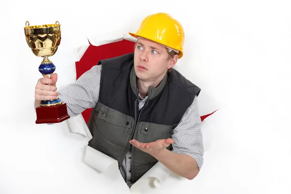 Trabalhador da construção com um prémio — Fotografia de Stock