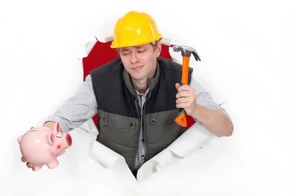 Bauarbeiter mit Hammer und Sparschwein — Stockfoto
