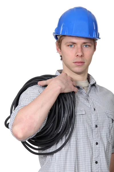 Retrato del electricista llevando bobina de alambre —  Fotos de Stock