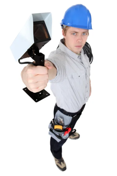 Eletricista segurando câmera de segurança — Fotografia de Stock
