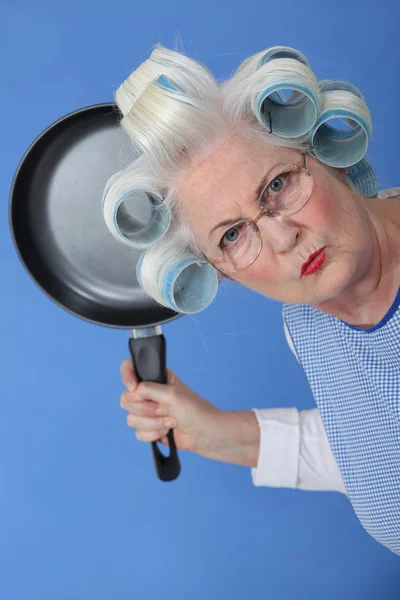 Boos oude dame dreigt te gebruiken koekenpan — Stockfoto