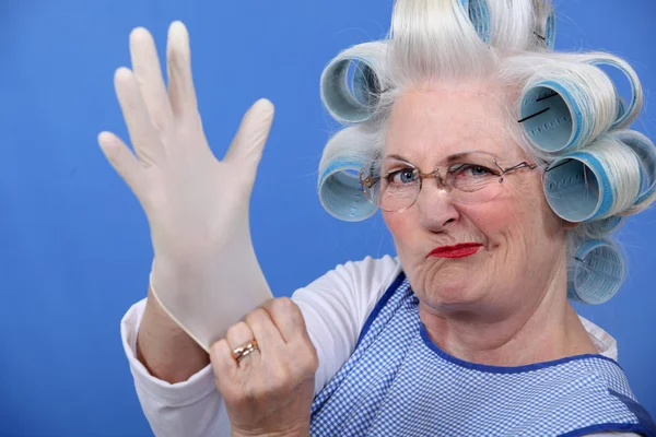 Mujer mayor con rulos de pelo — Foto de Stock