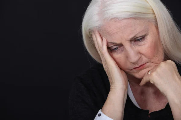 痛みの年配の女性 — ストック写真