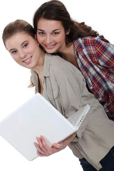 ノート パソコンを持つ若い女性 — ストック写真