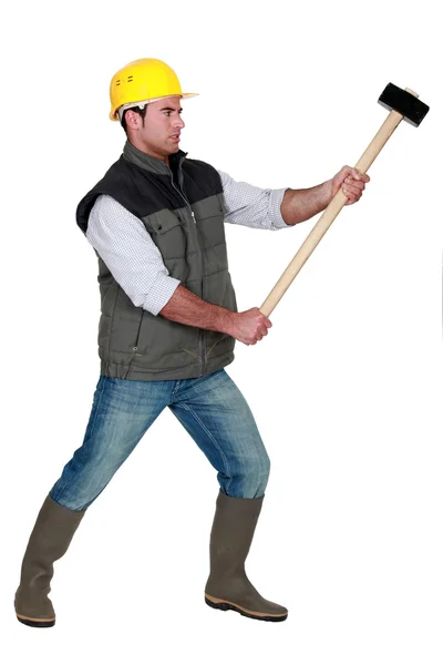 Retrato del joven carpintero sosteniendo el martillo — Foto de Stock