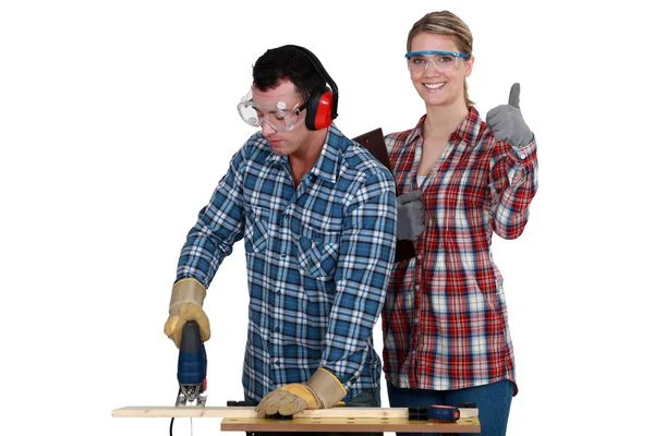 Mujer inspeccionando carpintero —  Fotos de Stock