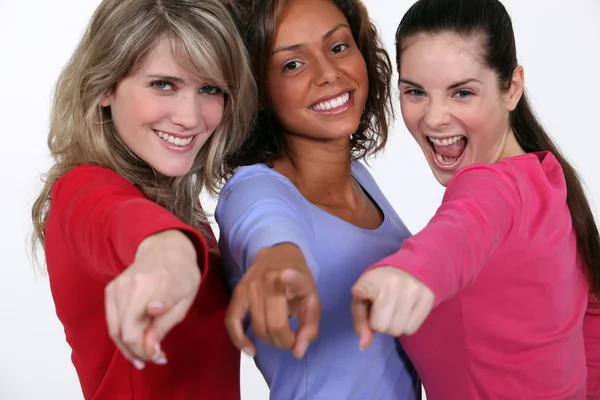 Skupina mladých žen, které ukazuje prstem — Stock fotografie