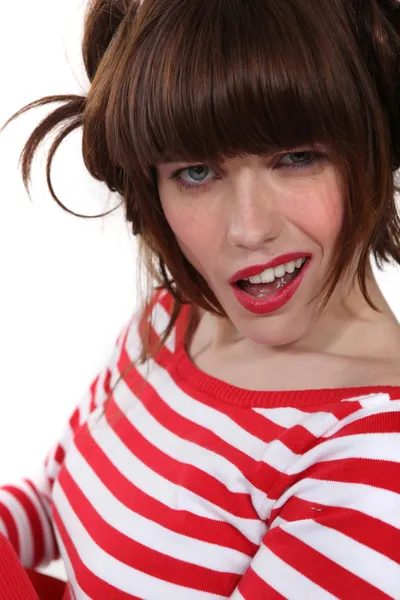 Morena vestindo camisa listrada vermelha e branca fazendo grimace — Fotografia de Stock